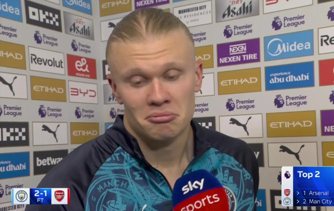 インタビューするエリング·ホランの様子。/写真=スカイスポーツ映像のまとめ