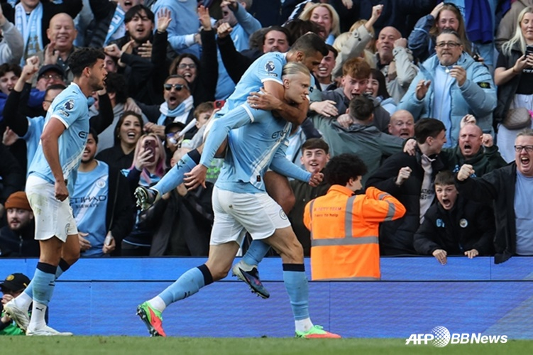 エリング·ホラン（中央下）が20日（韓国時間）、英マンチェスターのエティハド·スタジアムで行われたマンチェスター·シティ対アーセナルの2025-2026イングランド·プレミアリーグ（EPL）33ラウンドでゴールを決めて喜んでいる。 /AFPBBNews=ニュース1
