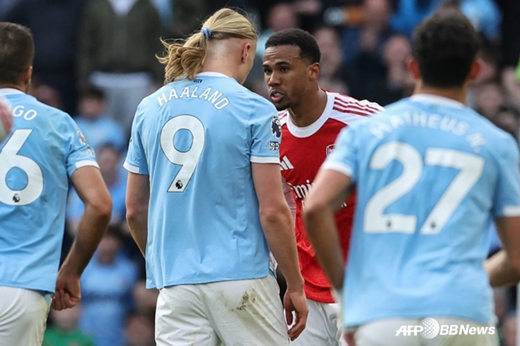 エリング·ホラン（左）がガブリエルと神経戦を繰り広げている。 /AFPBBNews=ニュース1