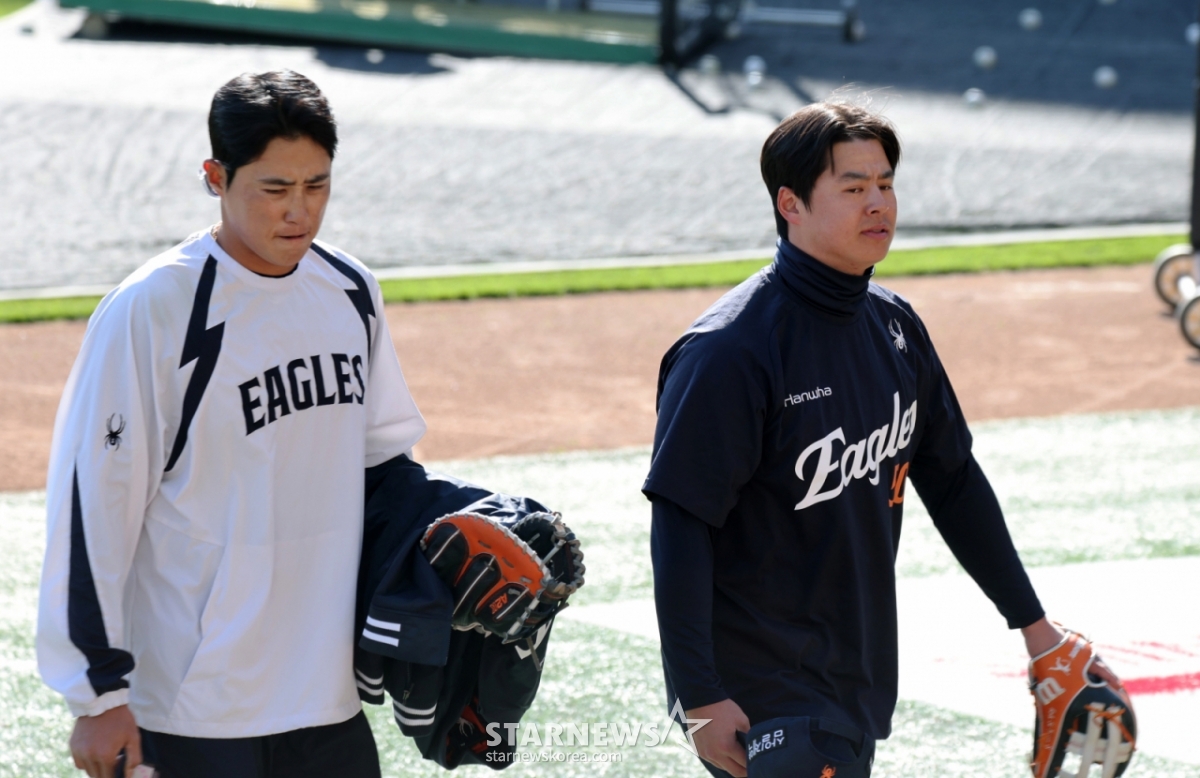 Но Си Хван (справа) из Hanwha Eagles отправляется на тренировку по удару перед игрой SSG Landers 7-го числа. /Фото = Старший репортер Кан Ён Чжо