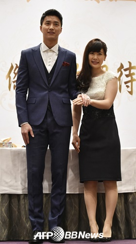 Чжан Хунцзе (слева) и Ай Фукухара. /AFPBBNews =Новости 1
