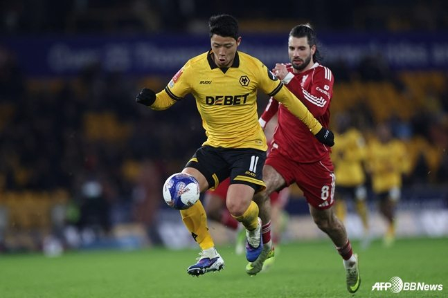 イングランドサッカー協会（FA）カップのリバプール戦に出場したファン·ヒチャン（左）。 /AFPBBNews=ニュース1