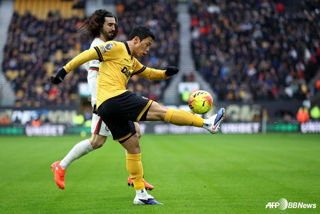 ファン·ヒチャン（右）がマーク·ククレラを前に右足キックを試みている。 /AFPBBNews=ニュース1