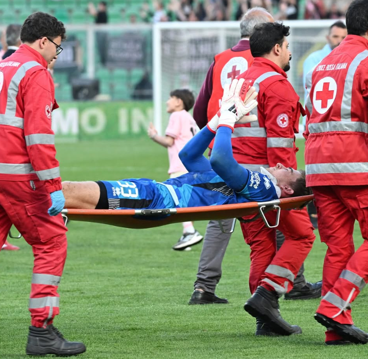 Jonathan Klinsmann (in blue uniform), son of Jurgen Klinsmann, is being carried off on a stretcher during a match. /Photo=Jonathan Klinsmann's personal social networking service (SNS)
