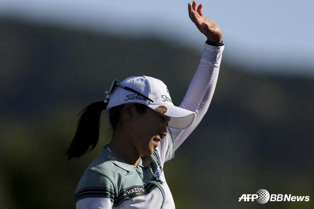 イム·ジンヒが20日、米カリフォルニア州ロサンゼルスのエル·キャバレーロ·カントリークラブ（パー72）で行われた米女子プロゴルフ（LPGA）ツアーLAチャンピオンシップ（賞金総額475万ドル）で、最終4ラウンドで16番ホールのイーグルパットを成功させ、手を上げてギャラリーの歓呼に応えている。 /AFPBBNews=ニュース1