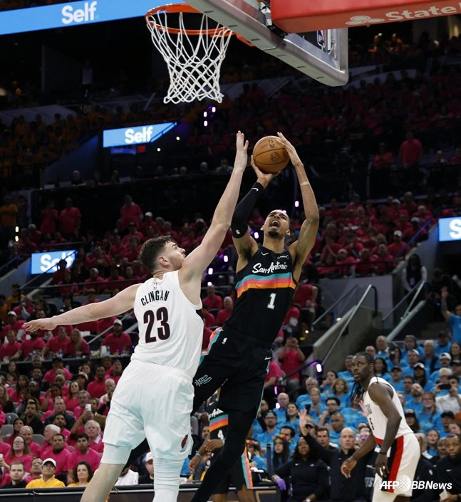 Wembanyama (phải) đang cố gắng thực hiện cú nhảy tránh Klingon. /AFPBBNews = Tin tức 1