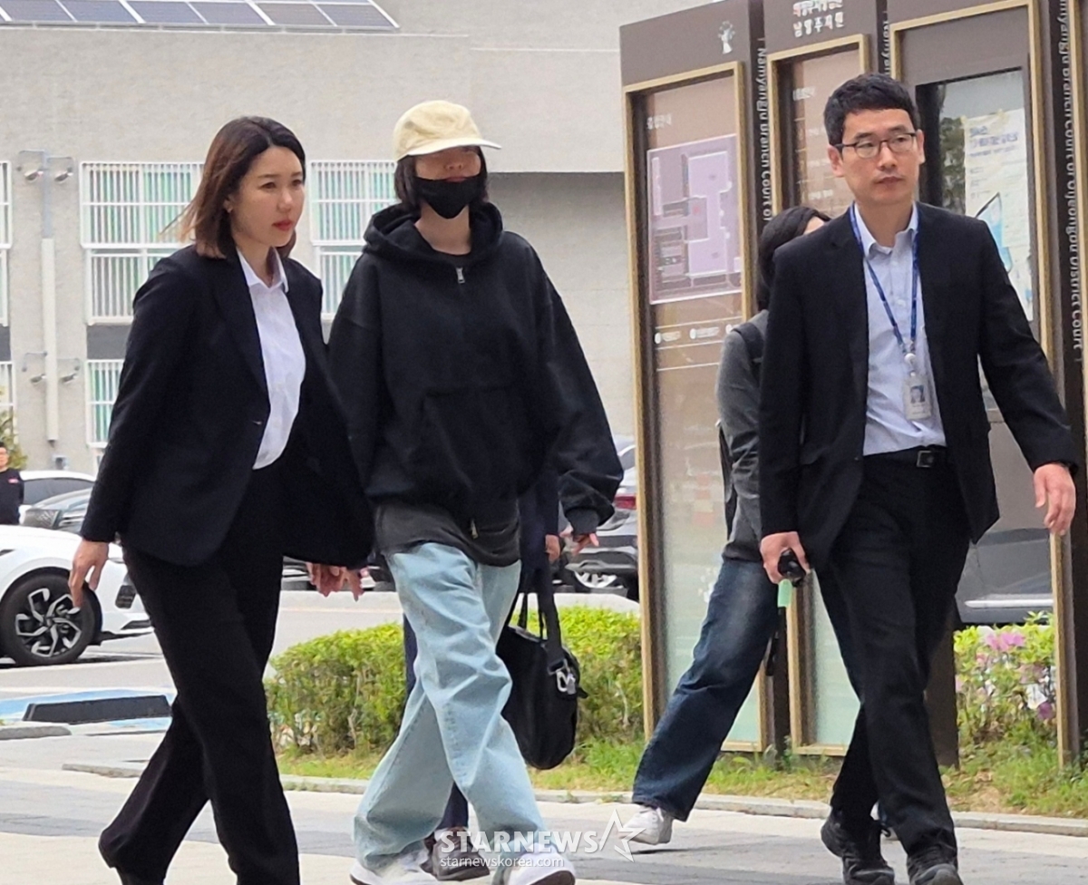 （ナム·ヤンジュ=ニュース1）ヤン·ヒムン記者=アフタースクール出身の歌手で俳優のナナ（35）が21日、京畿道議政府（キョンギド·ウィジョンブ）地方裁判所の南楊州（ナムヤンジュ）支部に証人として出席している。 ナナは昨年11月15日、九里市阿川洞所在の自宅で凶器強盗の被害を受けた。 2026.4.21/ニュース1 Copyright © ニュース1. All rights reserved. 無断転載及び再配布、AI学習利用禁止。 /写真=（南楊州=ニュース1）ヤン·ヒムン記者