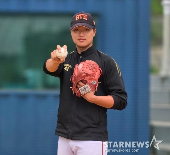 釜山工業高校のクァク·ドヒョンが17日、釜山広域市南区大淵洞に位置した釜山工業高校の運動場でポーズを取っている。 /写真=キム·ドンユン記者 