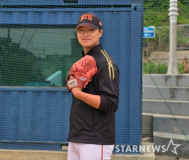 釜山工業高校のクァク·ドヒョンが17日、釜山広域市南区大淵洞に位置した釜山工業高校の運動場でポーズを取っている。 /写真=キム·ドンユン記者 