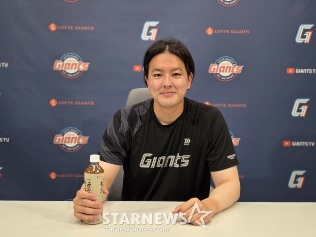 ロッテの金ウォンジュンが17日、釜山社稷（プサン·サジク）野球場でスターニュースとインタビューを行った。 /写真=キム·ドンユン記者 