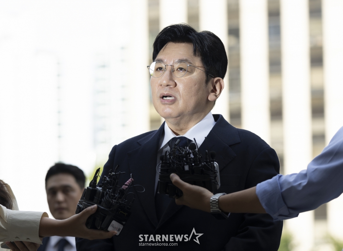 [ソウル=ニューシス]キム·グンス記者=バン·シヒョクHYBE議長が15日午前、ソウル麻浦区のソウル警察庁広域捜査団金融犯罪捜査隊で調査を受けるために出席する前に取材陣の質問に答えている。   バン議長は、HYBE上場前の2019年、従来のHYBE投資家に企業公開(IPO)計画がないと言った後、自分と関係のある私募ファンドが設立した特殊目的法人(SPC)に持分を売るようにした疑いが持たれている。 2025.09.15.ks@newsis.com /写真=キム·グンス