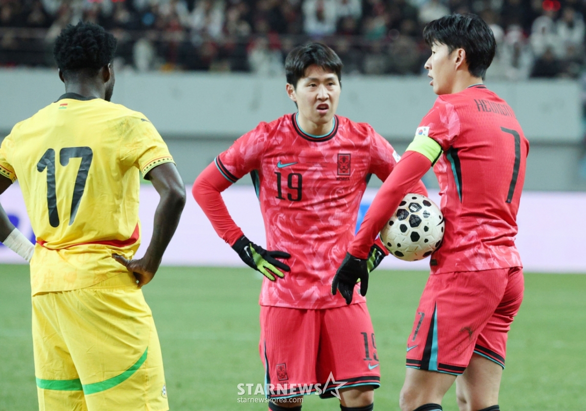 Lee Kang-in and Son Heung-min discussing a free kick. /Photo=Kim Jin-kyung, Correspondent
