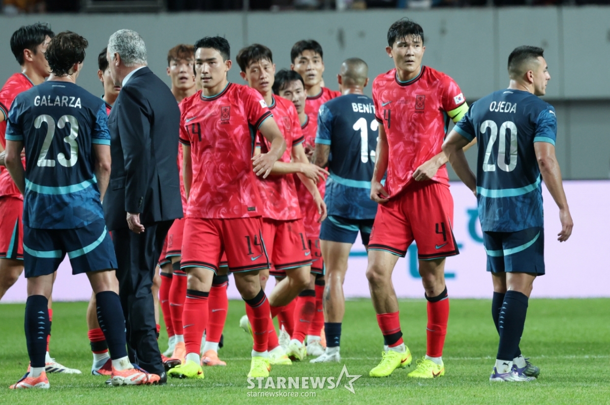 South Korea national team players saying goodbye after the October match against Paraguay last year. /Photo=Kim Jin-kyung, Correspondent