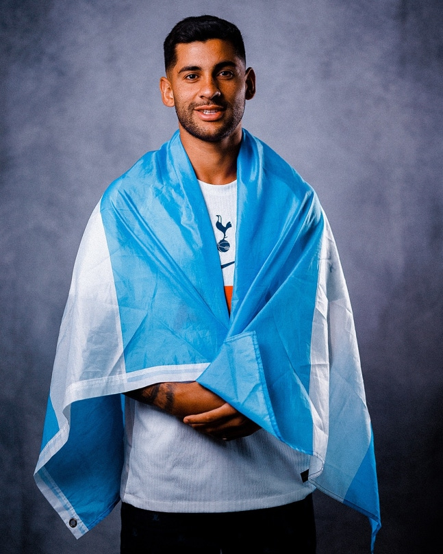 Кристиан Ромеро, который подписал новый контракт с Тоттенхамом Хотспур, носит аргентинский флаг. /Фото =Официальная социальная сеть «Тоттенхэм Хотспур» (SNS)