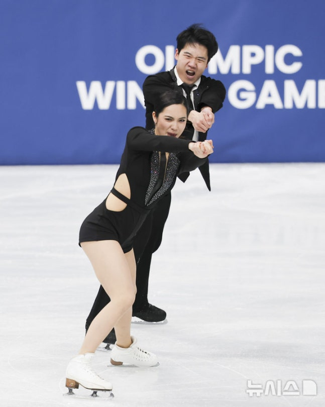 Image of Kwon Ye (top) and Lim Hana performing. /Photo=NEWSIS