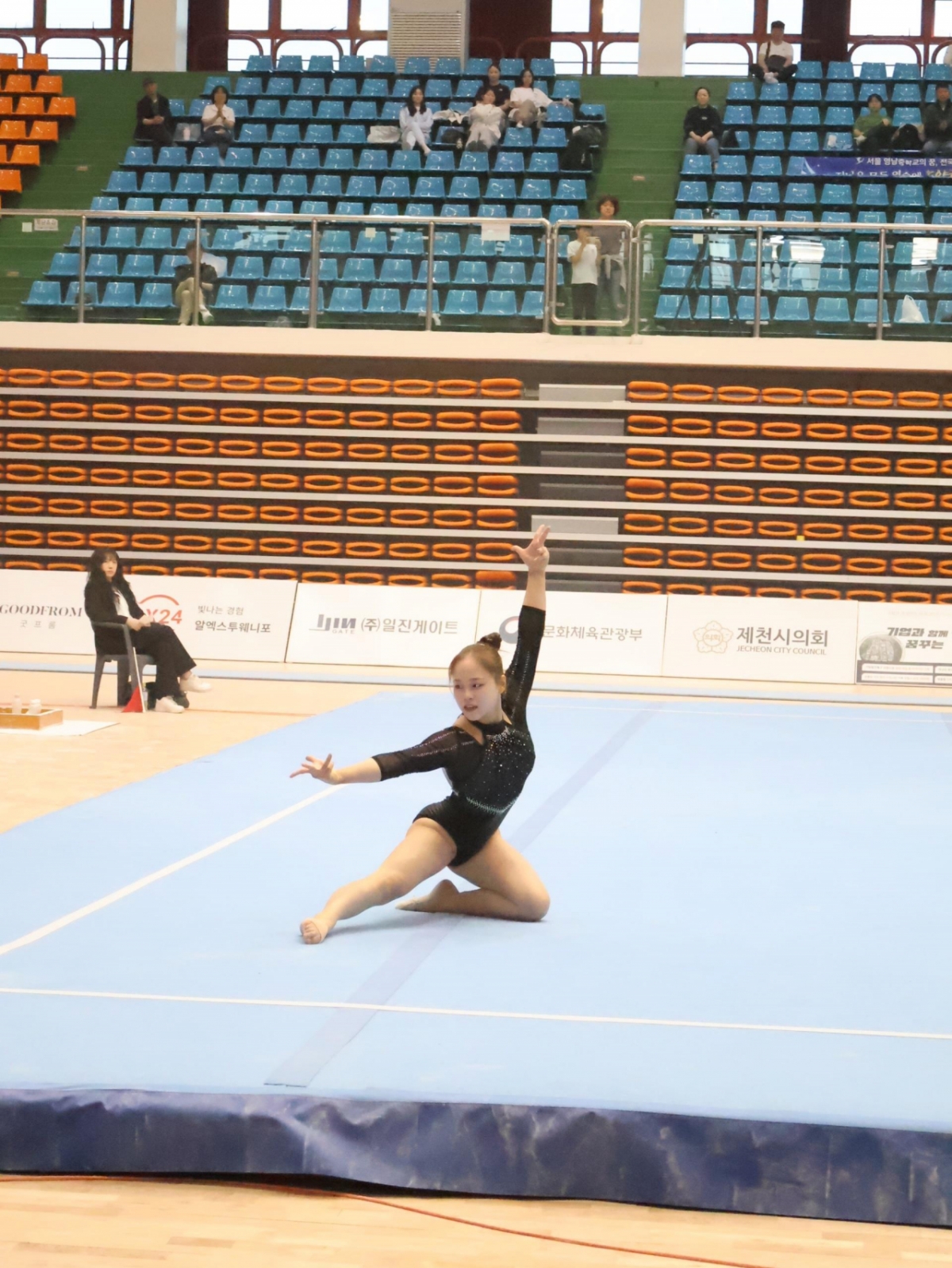 Hình ảnh hiện trường giải vô địch thể dục dụng cụ theo chủng loại lần thứ 81. /Ảnh = Cung cấp trung tâm đạo đức thể thao