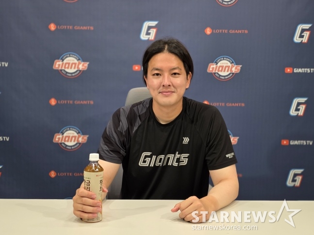 ロッテの金ウォンジュンが17日、釜山社稷（プサン·サジク）野球場でスターニュースとインタビューを行った。 /写真=キム·ドンユン記者