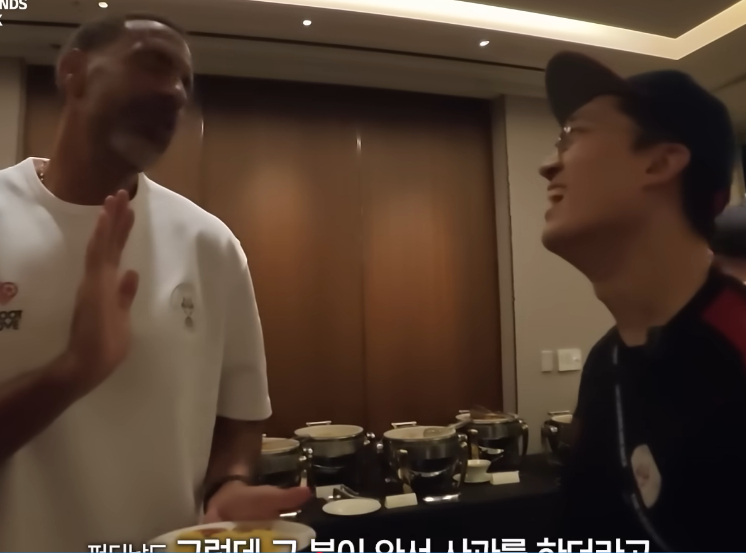 Rio Ferdinand (trái) đang nói chuyện với Suwon Samsung Legend về tình hình chặn bóng sau trận đấu. /Ảnh = Capote Love Video YouTube