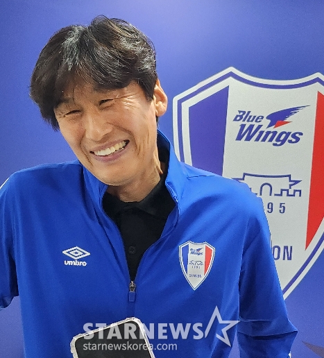 Lee Byung Geun, huyền thoại của Suwon Samsung, đang mỉm cười và trả lời các câu hỏi của phóng viên tại Mixed Zone sau trận đấu với OGFC. /Ảnh = Phóng viên Park Gun Do