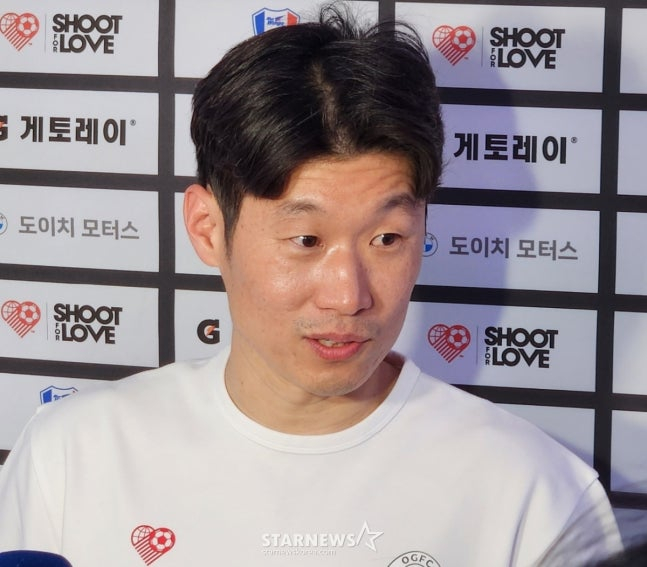 Sau trận đấu với OGFC, Park Ji Sung đang trả lời các câu hỏi của phóng viên tại Mixed Zone. /Ảnh = Phóng viên Park Gun Do