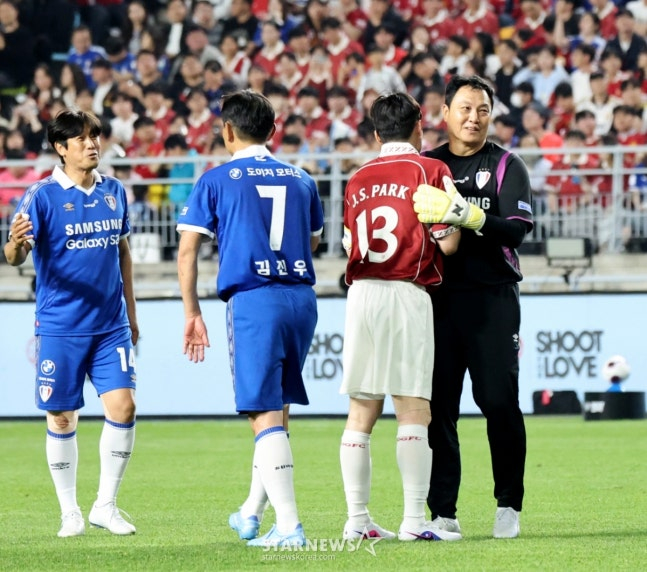 Park Ji-sung (số 13) ôm Lee Woon-jae (phải) sau trận đấu OGFC và Suwon Samsung Legends. /Ảnh = Phóng viên cao cấp Kang Young Jo