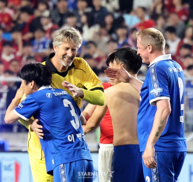 Edwin van der Sar (áo vàng) và Lee Byung Geun ôm nhau sau khi trận đấu OGFC và Suwon Samsung Legend kết thúc. /Ảnh = Phóng viên cao cấp Kang Young Jo