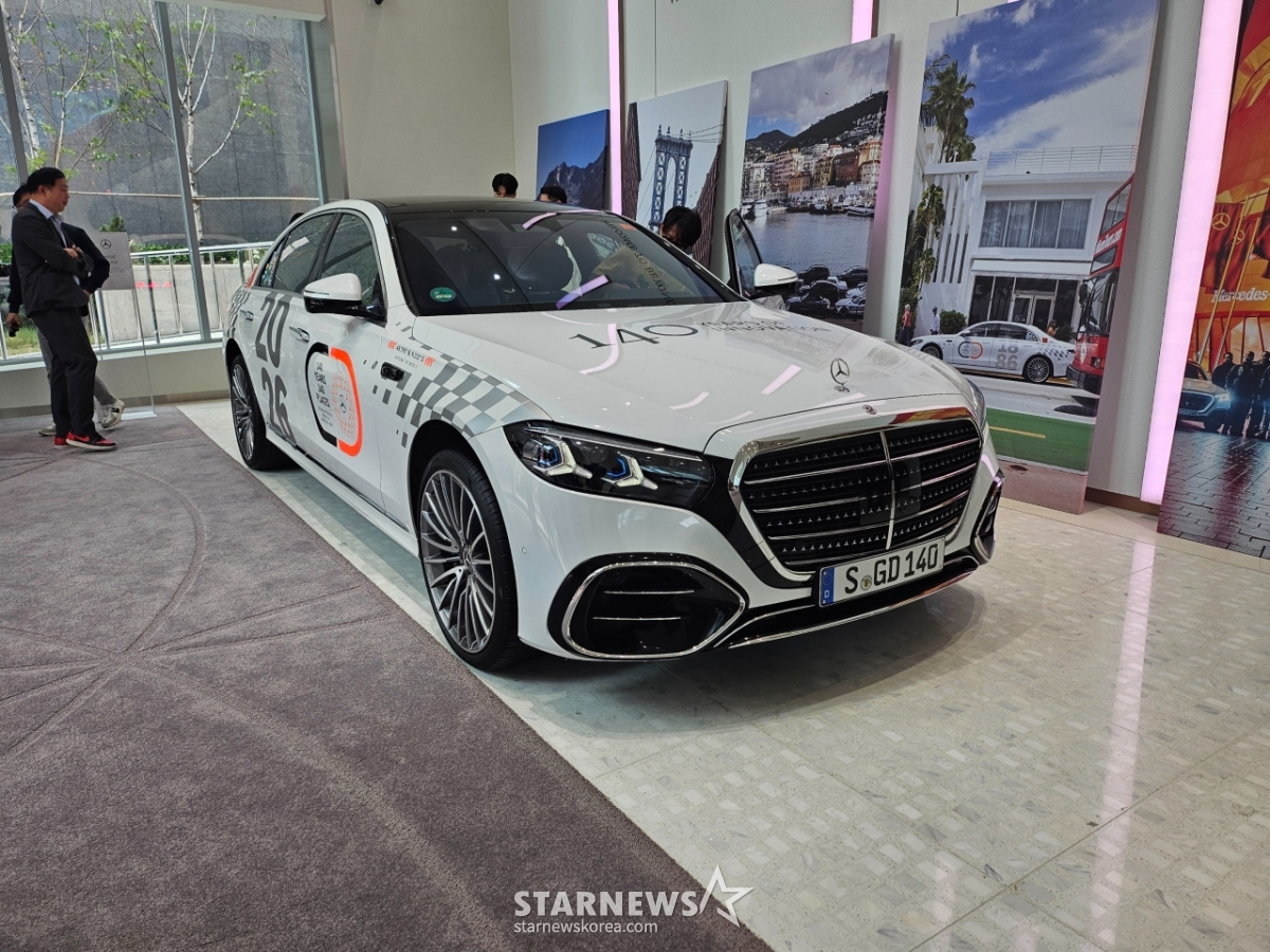 =梅赛德斯-奔驰S级轿车。