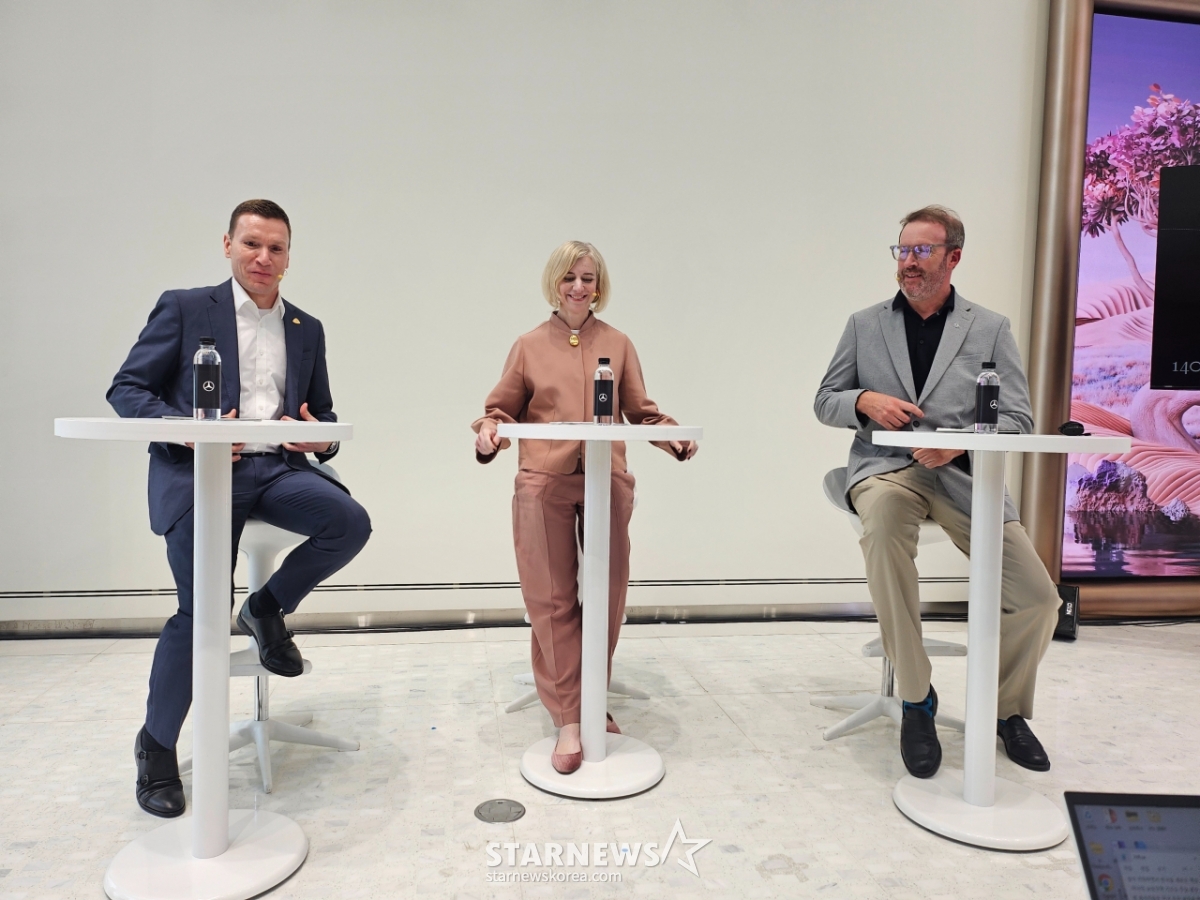 （左起为）马蒂亚斯·拜特尔、梅赛德斯-奔驰韩国代表理事（Mathias Vaitl、CEO of Mercedes-Benz Korea）、克里斯蒂娜·申克、梅赛德斯-奔驰AG数码&amp;交流及IR副总裁（Christina Schenck、Vice President、Digital&amp;Communications and Investor Relations、Mercedes-Benz AG）、全球商务部副总裁（Christina Schenck）、全球商务部总经理（Headway Bencommunications =图/金京洙记者。