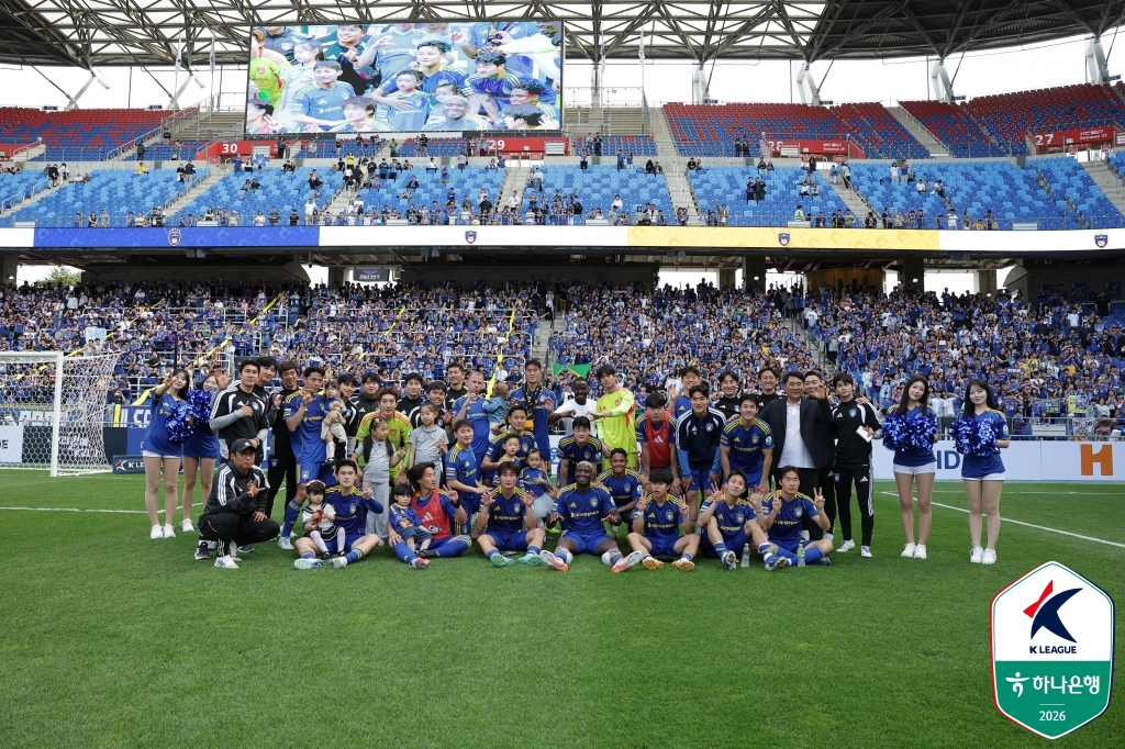 Ulsan HD players taking commemorative photos after their 5-1 victory over Gwangju FC. /Photo=Korea Professional Football League