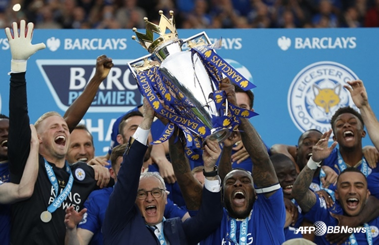 On May 7, 2016 (Korean time), Leicester City players celebrate with the EPL trophy under the guidance of manager Claudio Ranieri. /AFPBBNews=NEWS1