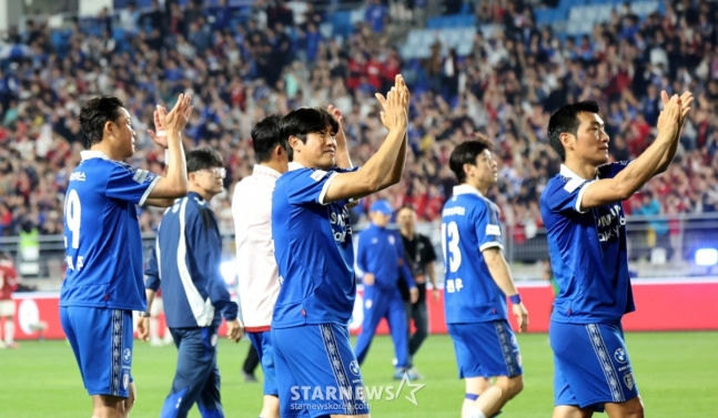 Kwak Hee-joo (trái) và các huyền thoại Suwon Samsung đang vỗ tay cho khán giả sau trận đấu với OGFC. /Ảnh = Phóng viên cao cấp Kang Young Jo