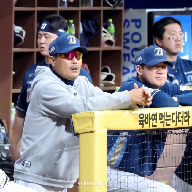 Huấn luyện viên Lee Ho-joon (trái) đang theo dõi trận đấu với Kirum vào ngày 21. /Ảnh = Phóng viên cao cấp Kang Young Jo