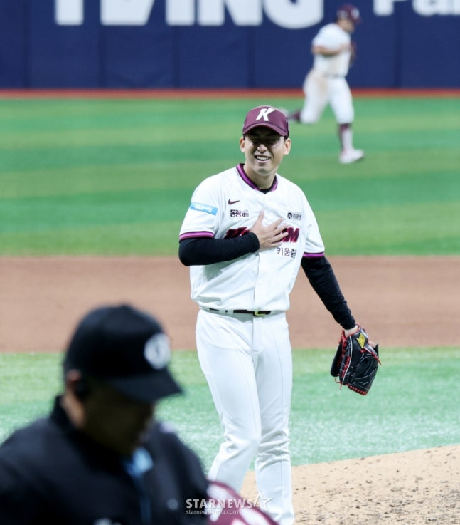 Yuto, relieved after getting Park Min-woo out on a fly ball on the 21st. /Photo=Senior Reporter Kang Young-jo