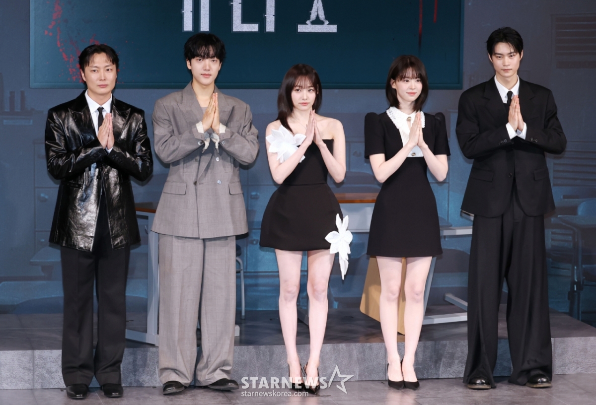 俳優のノ·ジェウォン、イ·ヒョジェ、カン·ミナ、チョン·ソヨン、ヒョン·ウソクが午後、ソウルCGV龍山アイパークモールで行われたネットフリックスオリジナルシリーズ「キリゴ」ハイライト試写会および記者懇談会に参加しポーズを取っている。   願いを叶えてくれるアプリケーション「ギリゴ」の呪いによって突然の死を予告された高校生たちがその呪いを避けるために孤軍奮闘する話「ギリゴ」は24日に公開される。 /2026.04.21 /写真=イ·ドンフン photoguy@