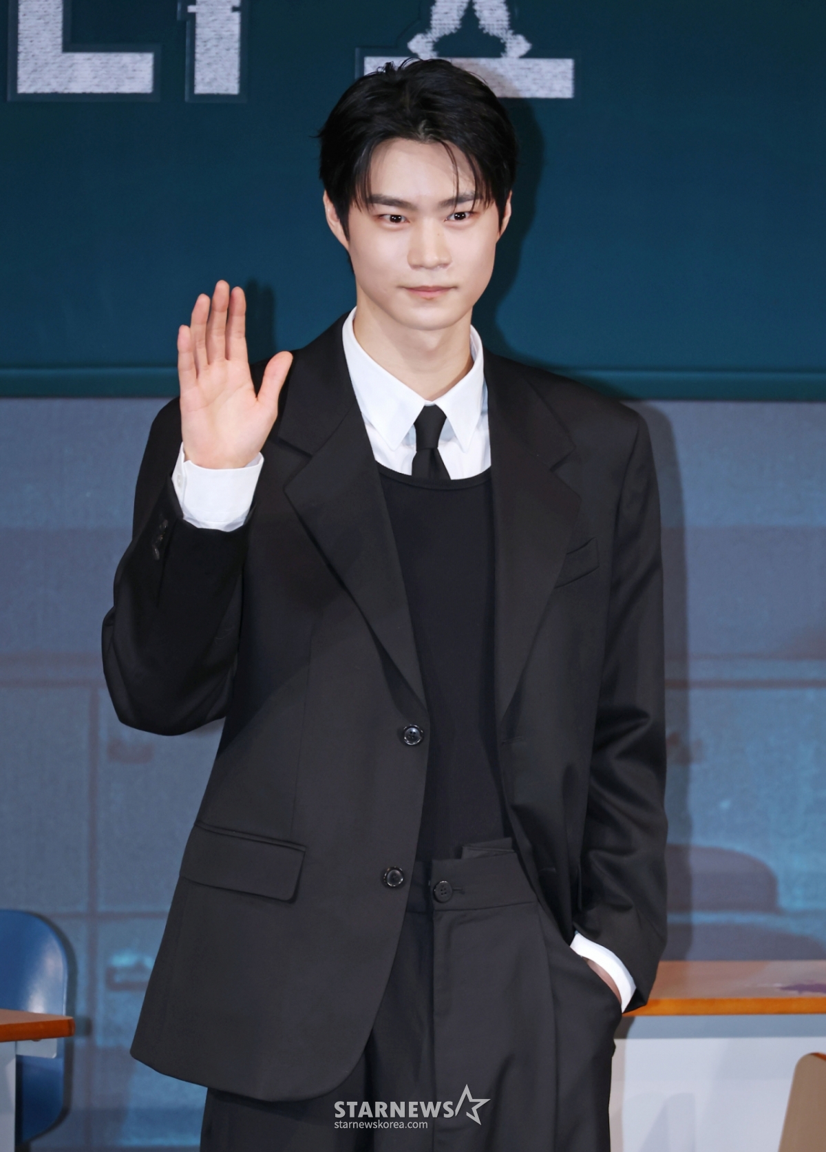 俳優のヒョン·ウソクが21日午後、ソウルCGV龍山アイパークモールで行われたネットフリックスオリジナルシリーズ「ギリゴ」ハイライト試写会および記者懇談会に参加しポーズを取っている。   願いを叶えてくれるアプリケーション「ギリゴ」の呪いによって突然の死を予告された高校生たちがその呪いを避けるために孤軍奮闘する話「ギリゴ」は24日に公開される。 /2026.04.21 /写真=イ·ドンフン photoguy@