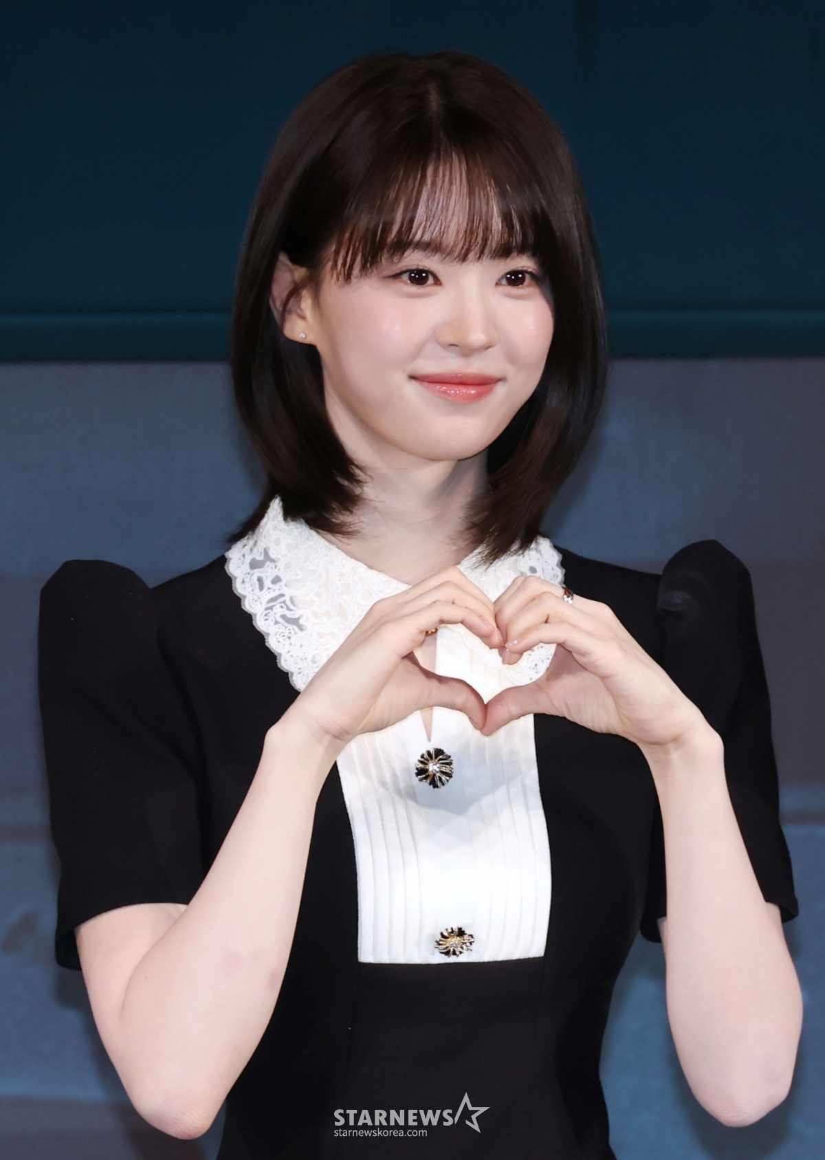 Diễn viên Jeon So Young đang tạo dáng tại buổi họp báo và buổi ra mắt phim highlight của loạt phim truyền hình gốc của Netflix được tổ chức tại CGV Yongsan IPark Mall, Seoul.   Ngày 24/4, câu chuyện về việc các học sinh cấp 3 bị dự báo tử vong đột ngột do lời nguyền của ứng dụng tôn vinh mong muốn sẽ được tiết lộ. /2026.04.21 /Ảnh = Photoguy@ Lee Dong Hoon