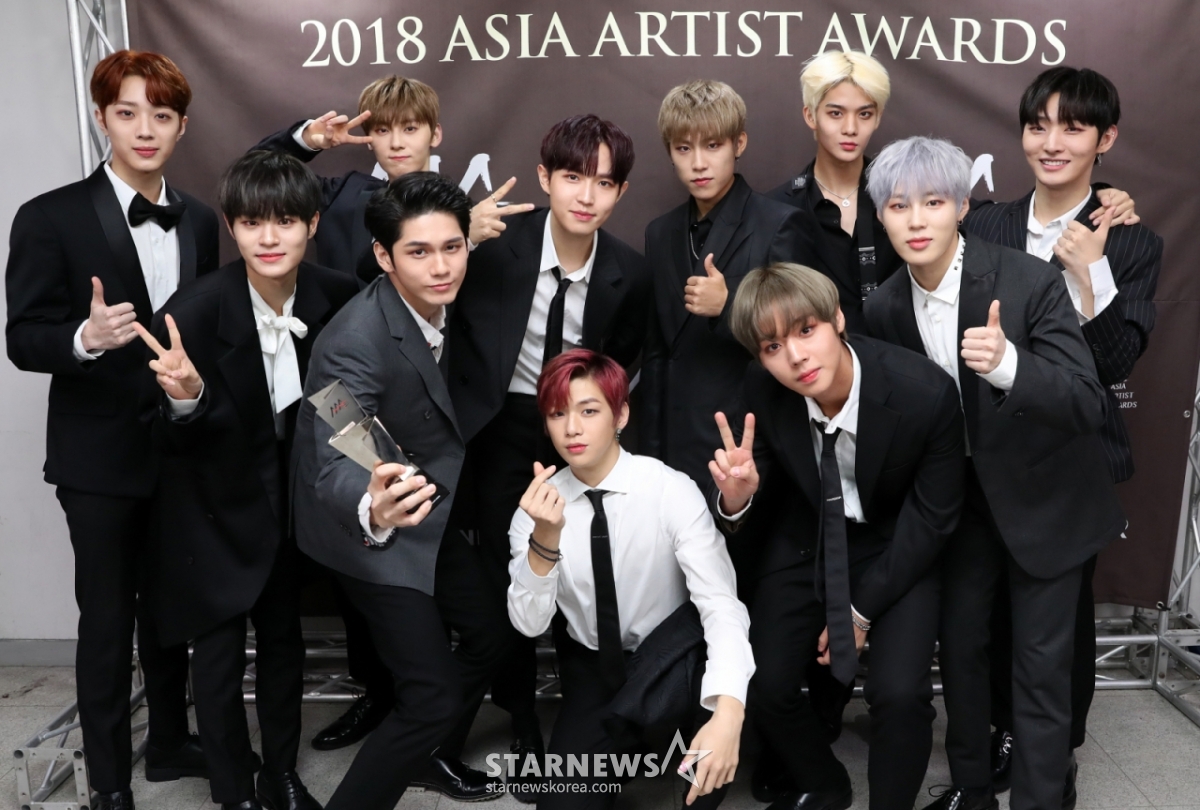 Группа Wanna One снимает памятную фотографию на церемонии награждения '2018 Asian Artist Awards' в гимназии Намдонг в Инчхоне во второй половине дня 28-го числа. /Фото = Репортер Им Сон Гюн