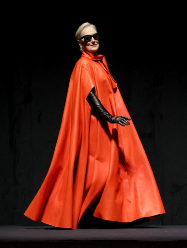 '악마는 프라다2'팀, 눈부신 드레스로 시사회를 런웨이로 만들었다..레이디 가가 깜짝 특별출연