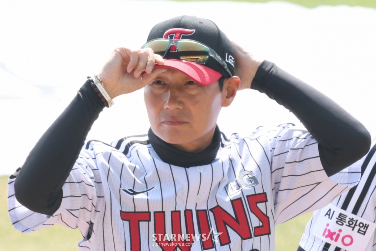 Тренер LG Twins Йом Кён Ёп приветствует фанатов на открытии матча с KTWiz 28-го числа прошлого месяца. /Фото = Ожидание Ким Чжин Гёна