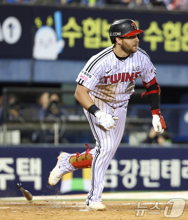 'LG Twins' Austin Dean hits a go-ahead RBI in the bottom of the 7th inning during a home game against Hanwha Eagles on the 21st. /Photo=NEWS1