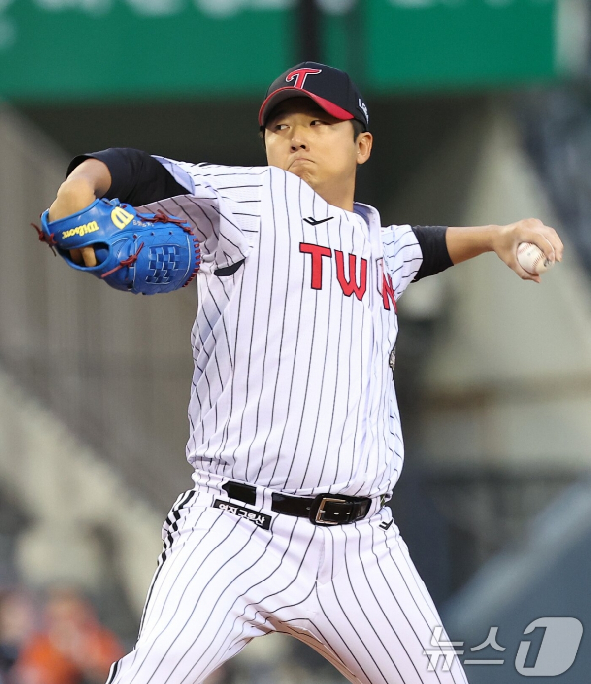 'LG Twins' starting pitcher Song Seung-gi takes the mound for a home game against Hanwha Eagles on the 21st, delivering a strong performance. /Photo=NEWS1