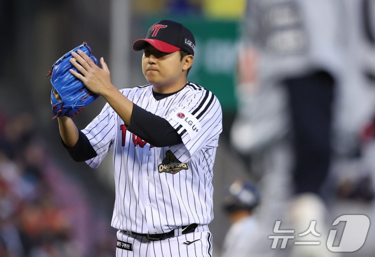 'LG Twins' starting pitcher Song Seung-gi takes the mound for a home game against Hanwha Eagles on the 21st, delivering a strong performance. /Photo=NEWS1