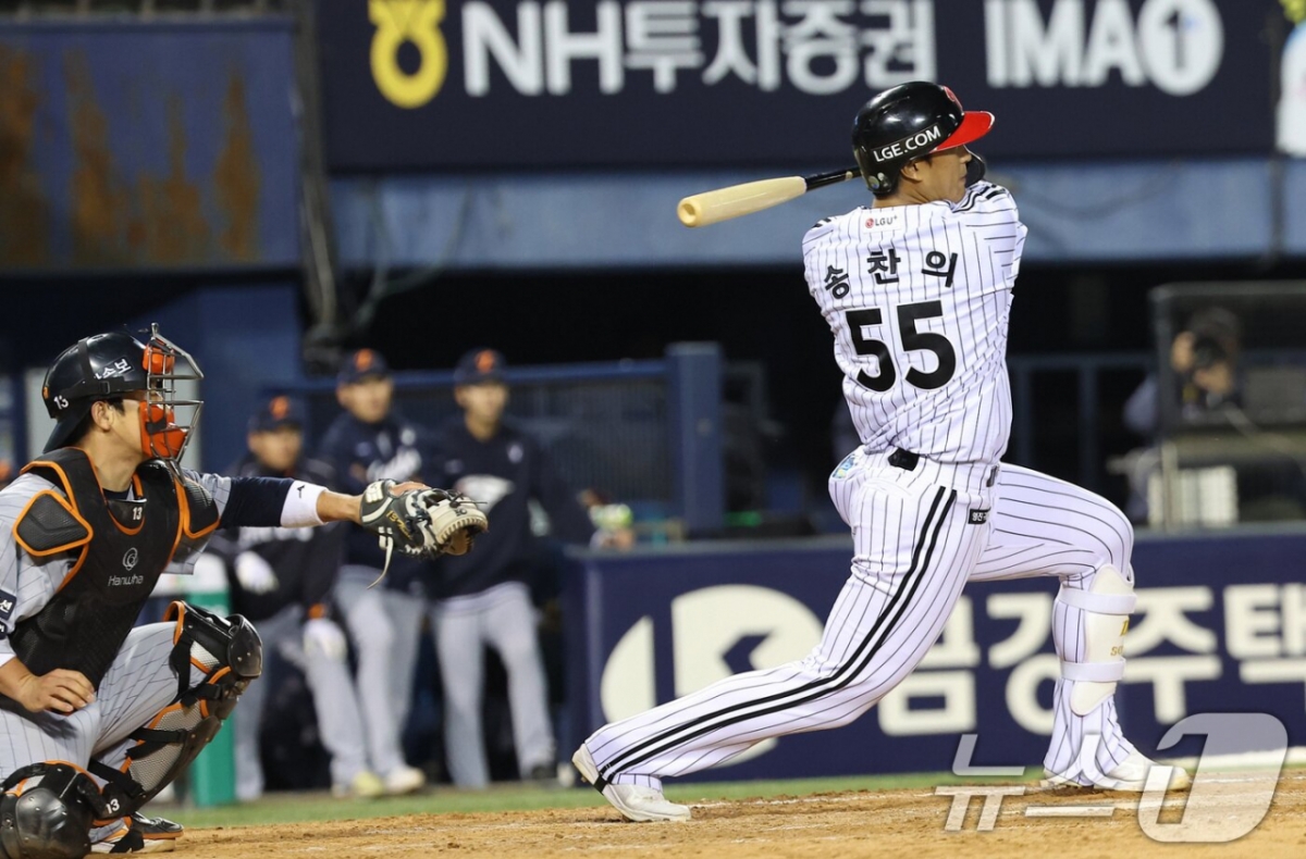 'LG Twins' Song Chan-ui hits a two-run RBI single during a home game against Hanwha Eagles on the 21st. /Photo=NEWS1