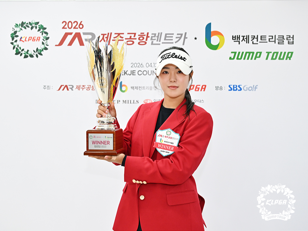 Это новичок, который позирует с трофеем после победы. /Фото = Предоставлено KLPGA.