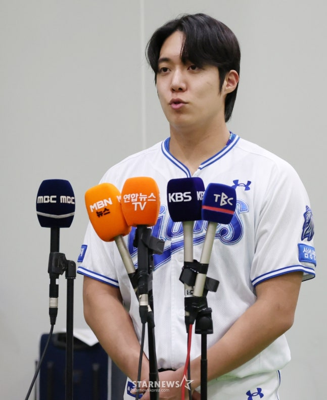 Вон Тэ Ин появился перед репортерами перед матчем 21-го числа. /Фото = Ожидание Ким Чжин Гёна