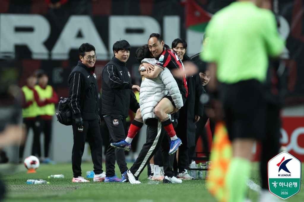 Moon Seon-min (center) is embraced by head coach Kim Ki-dong after scoring a goal. /Photo=Korea Professional Football League