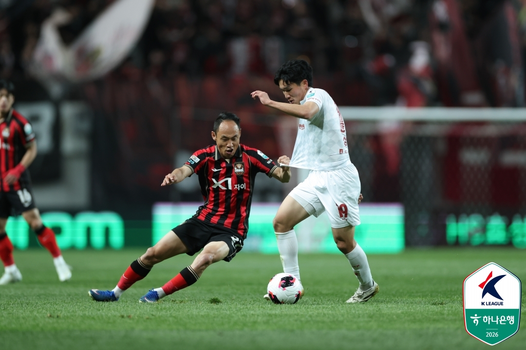 Moon Sun-min (left) and Sung Shin. /Photo=Korea Professional Football League