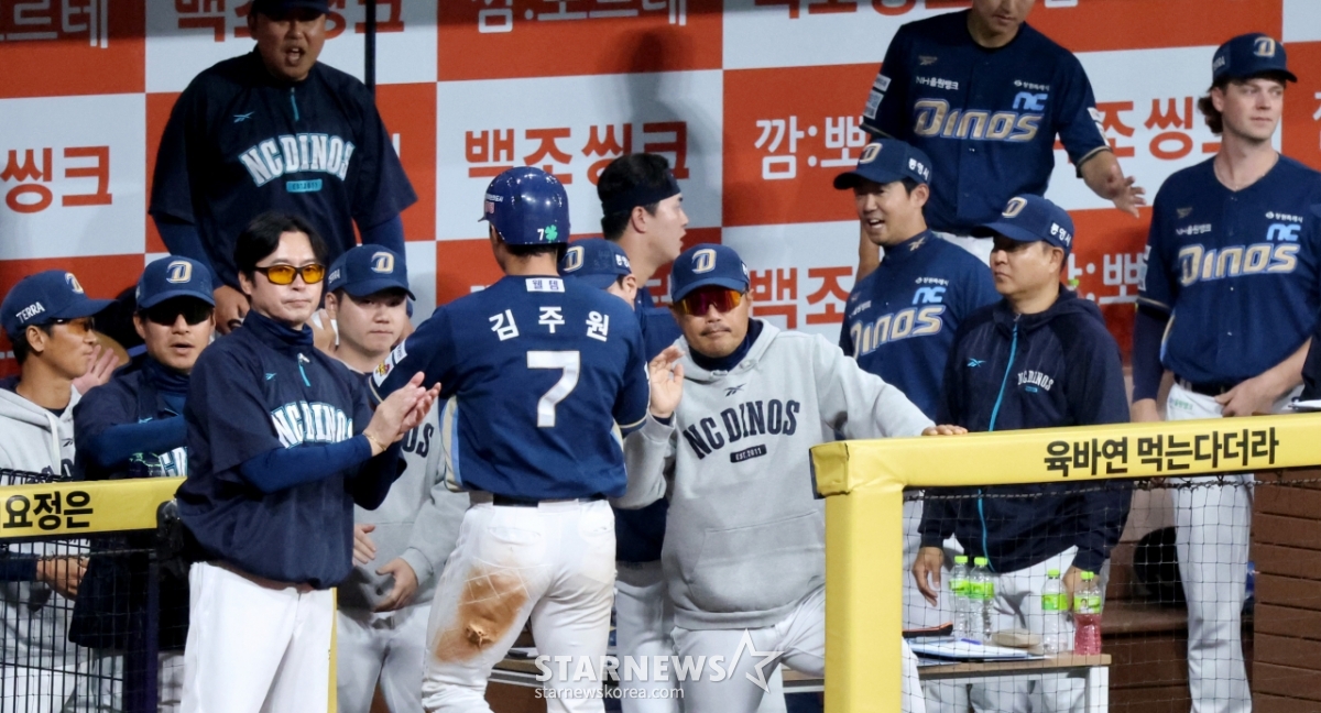 [포토] '이호준 감독 축하받는' 동점주자 김주원