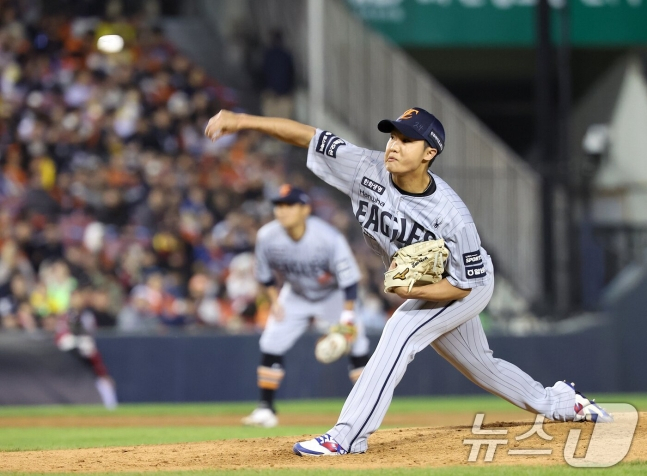 ハンファ·イーグルスのチョン·ウジュ投手が21日、LGツインズ戦のチームが1-5でリードされていた5回裏に登板し、投球を広げている。 /写真=ニュース1