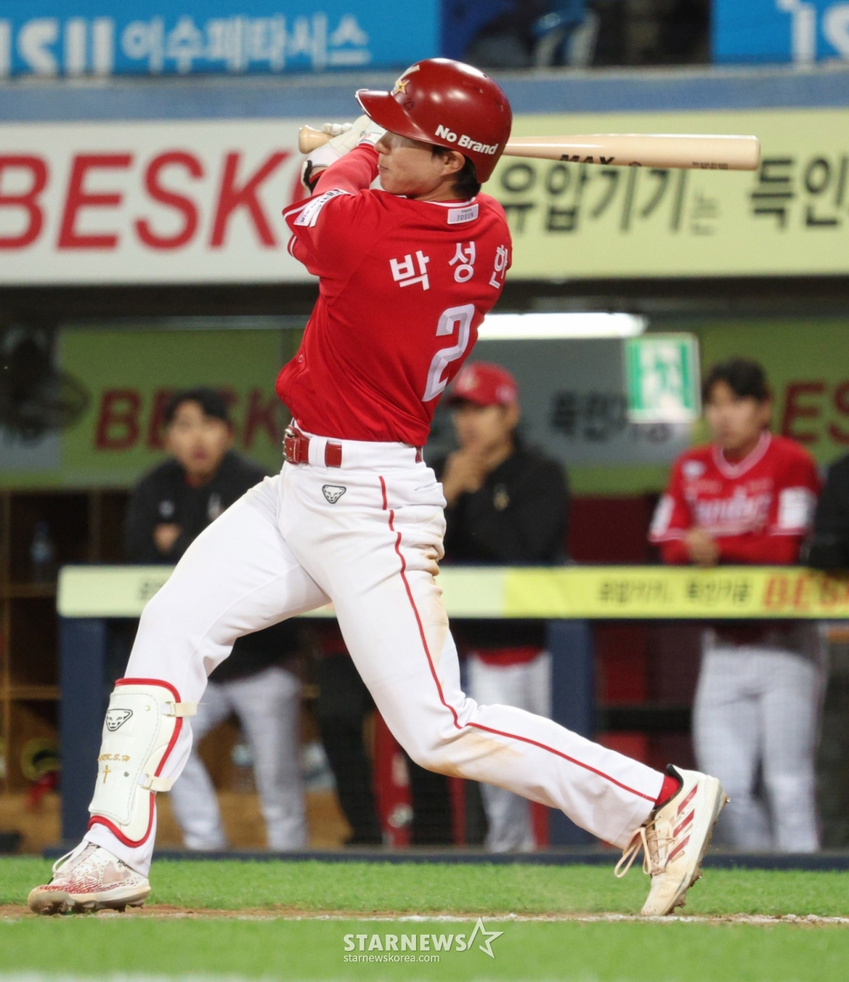 SSGランダースの朴成漢（パク·ソンハン）が21日、大邱（テグ）の三星ライオンズパークで行われた三星ライオンズと2026新韓（シンハン）SOLKBOリーグ訪問試合で、7回表無死から右中間安打を放っている。 /写真=キム·ジンギョン待機者